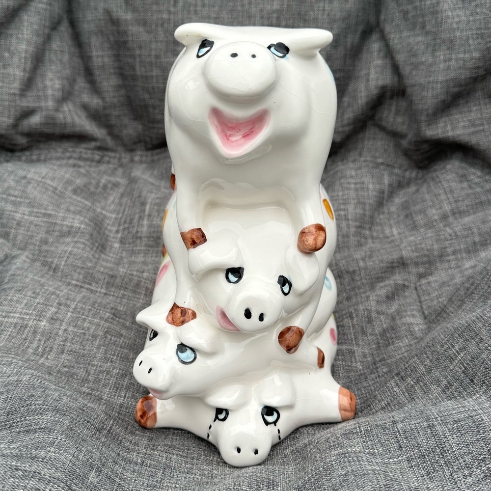 4 pigs stacked, polka dot piggy bank